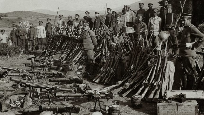 Войници и офицери от 34-ти пехотен Троянски полк, с трофеи от пленено британско въоръжение - Дойран, лятото на 1917 г.