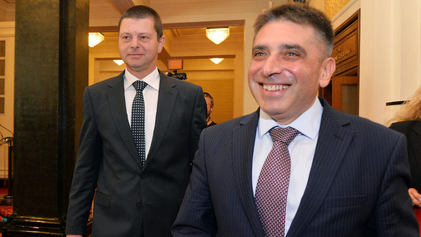 Константин Влахов бе представян от председателя на правната комисия в парламента Данаил Кирилов (вдясно), който е депутат от ГЕРБ