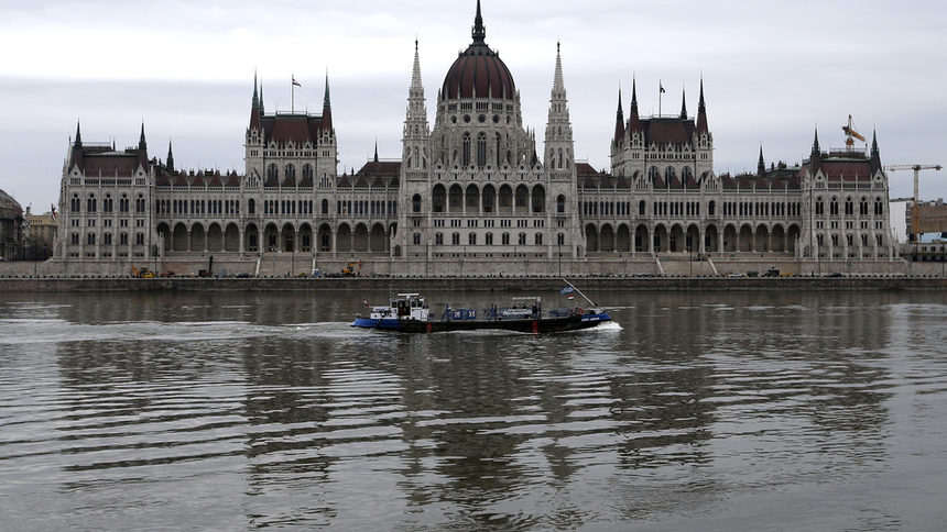 Парламентът в Будапеща.