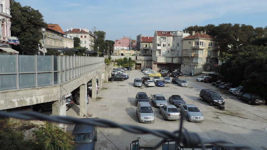 "Дупката" в центъра на Варна