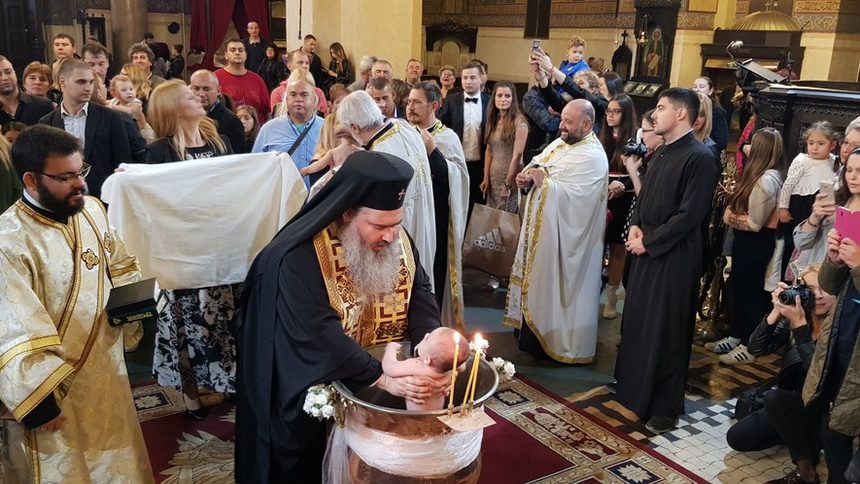 Варненският и Великопреславски митрополит Йоан кръсти днес 70 бебета в кампанията "Направи го за България"