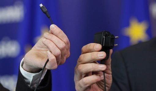 Евродепутати настояват за единно зарядно за мобилните устройства в ЕС