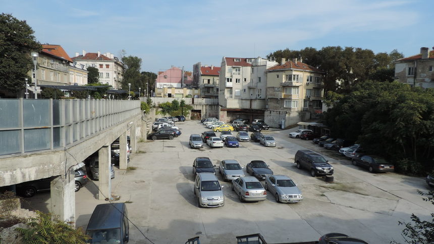 "Дупката" в центъра на Варна