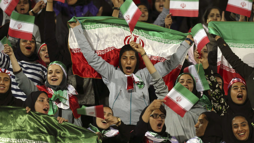 За пръв път от 40 години жени присъстваха на футболен мач в Иран