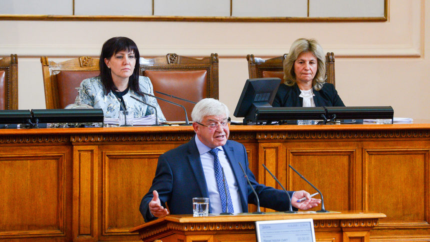 "Времето на безвремието в здравната система приключи", обяви в края на гласуването здравният министър Кирил Ананиев и благодари за приемането на бюджета на касата