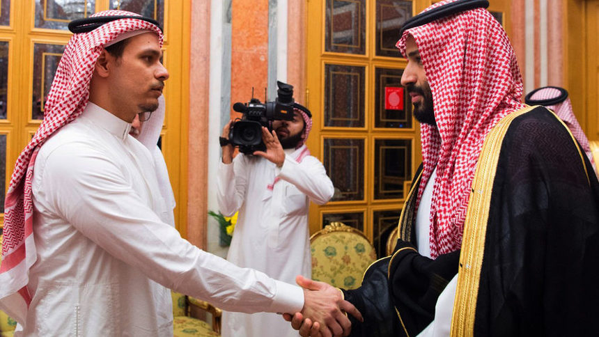 На тази снимка Салах Хашокжи (вляво) е посрещнат от саудитския престолонаследник принц Мохамед бин Салман.