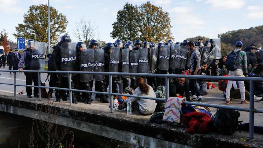 Хърватска полиция отблъсна със сълзотворен газ мигранти на границата