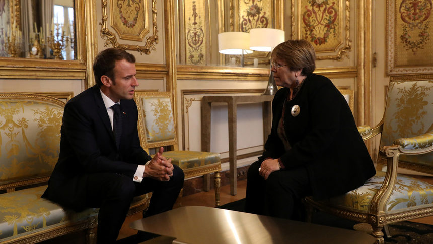 Мишел Бачелет на среща вчера с френския президент Еманюел Макрон.