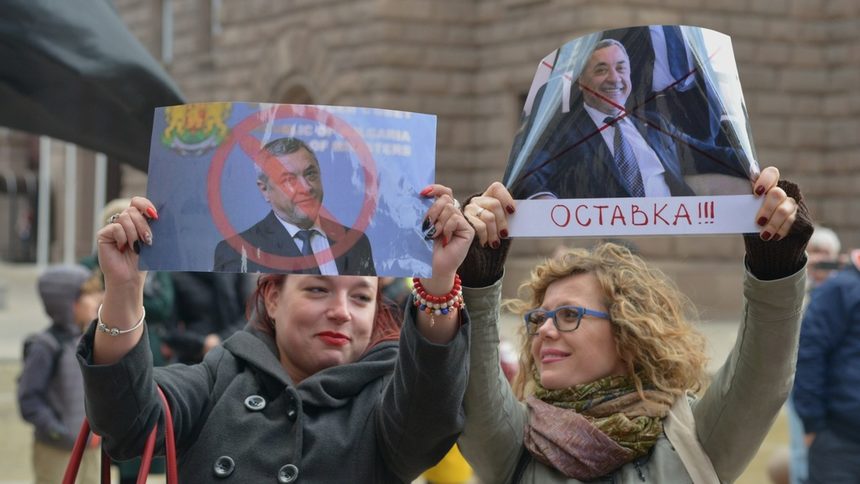 В учебниците по история ще пише "Кабинетът "Бойко 3" беше свален от майки, излезли по улиците", пише Евгений Дайнов