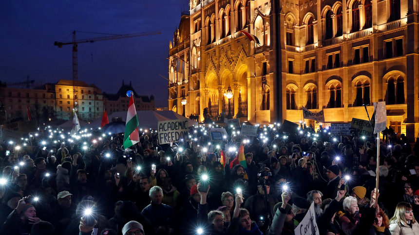 Хиляди студенти се включиха в митинг в Будапеща с искане да бъде гарантирана академичната свобода и да бъде позволено на ЦЕУ да остане в страната
