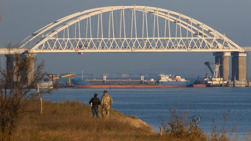 През Керченския проток отново преминават търговски кораби, обяви Украйна