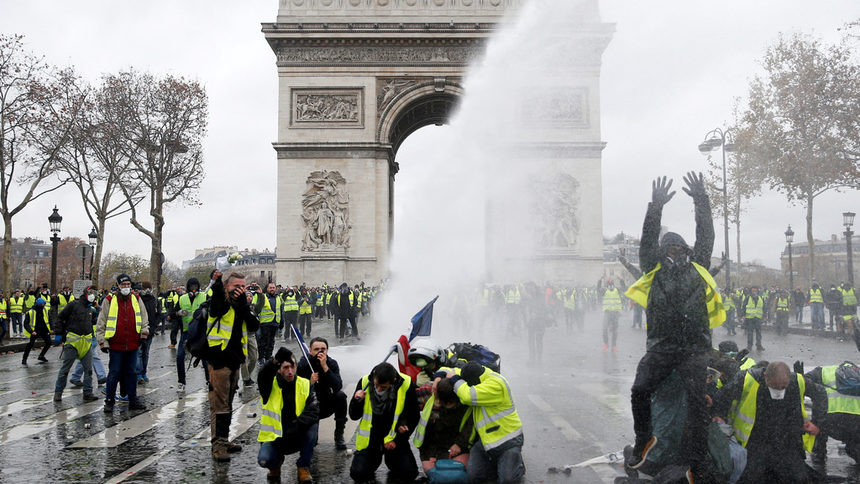 "Жълти жилетки" пред Триумфалната арка в Париж