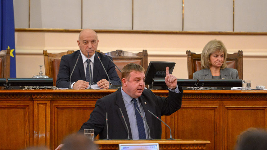 Красимир Каракачанов на парламентарната трибуна
