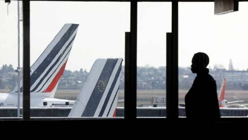 Потребители в ЕС оспорват "несправедлива" практика на авиокомпаниите