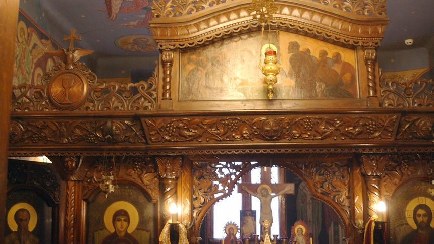 Академичният параклис "Свети Климент Охридски" към Богословския университет на Софийския университет е специално място и сякаш привлича хората. То смесва вярата с университета, религията, духовното и мястото за знания. И това се съчетава в образа на Свети Климент Охридски, който е бил и епископ, и учител с хиляди ученици и последователи, отбелязва отец Сава. Богословският факултет дълги години по време на комунистическия режим е бил отделен от университета и е действал като седмичен колеж, затворен за външни посетители и лица. Сега тази перла се е върнала в короната си, там, където й е мястото, отваря се и заблестява, отбелязва свещеникът