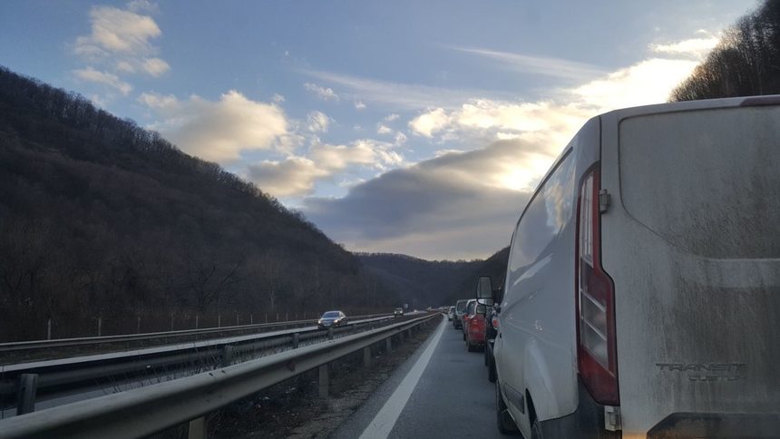Движението на тежкотоварни камиони по част от "Тракия" е спряно заради задръстване