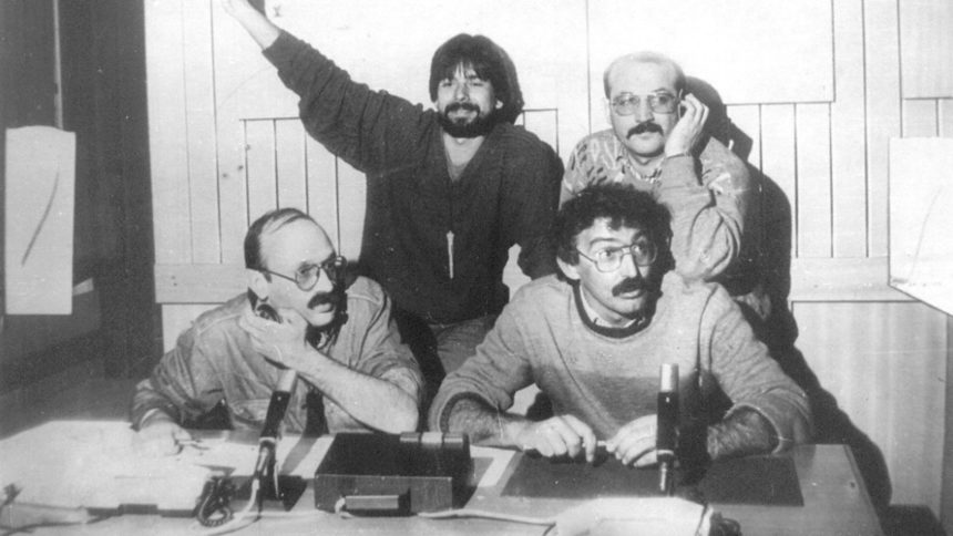 Първите водещи в студиото на "12+3": Седнали, от ляво на дясно: Георги Папакочев, Йордан Лозанов; прави: Петко Георгиев, Чавдар Стефанов