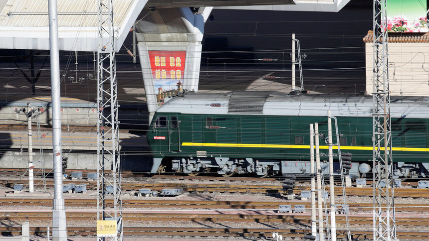 Влак, какъвто използва Ким Чен-ун, пристигна в Пекин, след като бе съобщено, че севернокорейският лидер започва четиридневно посещение в Китай, съобщи "Асошиейтед прес". Влакът спря на северната железопътна гара, където имаше разположени полицаи и паравоенни части. Дълга автоколона, с каквато пътуват държавни ръководители, потегли от гарата малко след пристигането на влака, с който се смята, че е пристигнал севернокорейският лидер