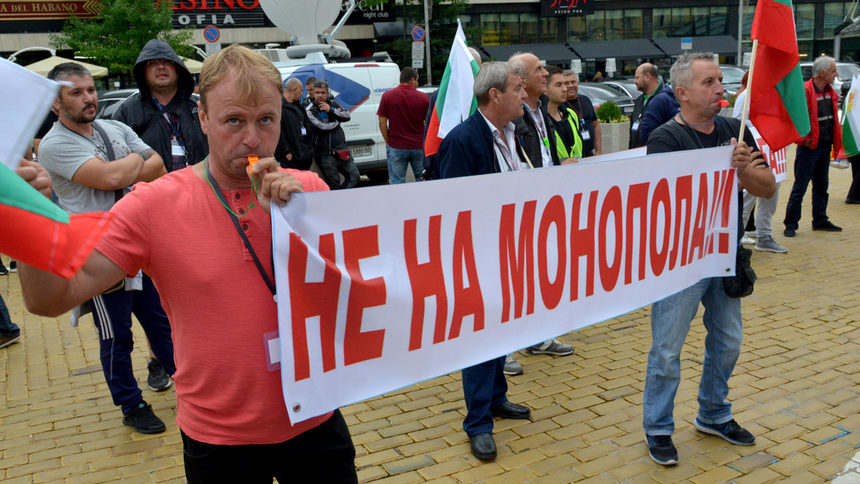 Търговци на горива от малки бензиностанции, както и дистрибутори протестираха през лятото на 2018 г. пред парламента, докато депутатите приемаха Закона за административното регулиране на икономическите дейности, свързани с нефт и нефтени продукти.