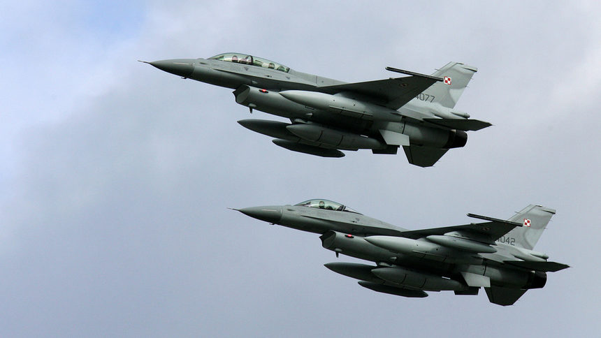 Снимката е на първите два от общо четири F-16, които Полша закупи през 2017 година
