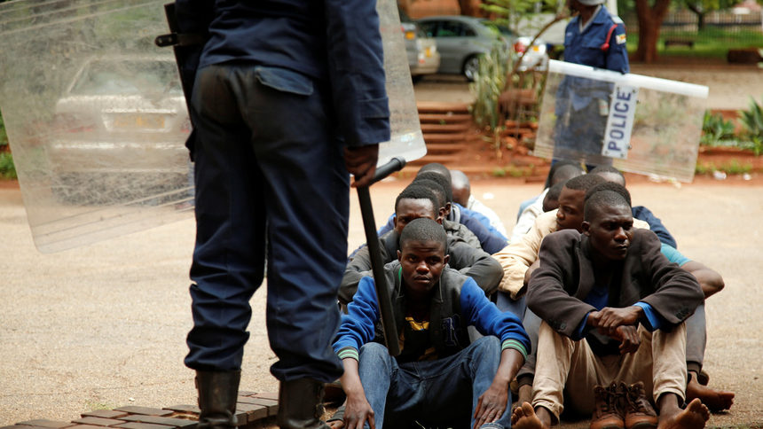 Близо 70 души са ранени с огнестрално оръжие при протести в Зимбабве