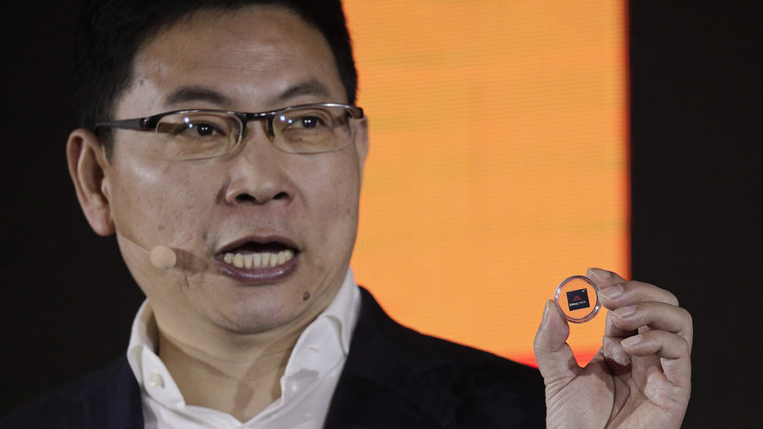 Ричард Юй, ръководител на подразделението за връзка с потребителите, показва чиповете "Балонг 5000" на пресконференция в Пекин