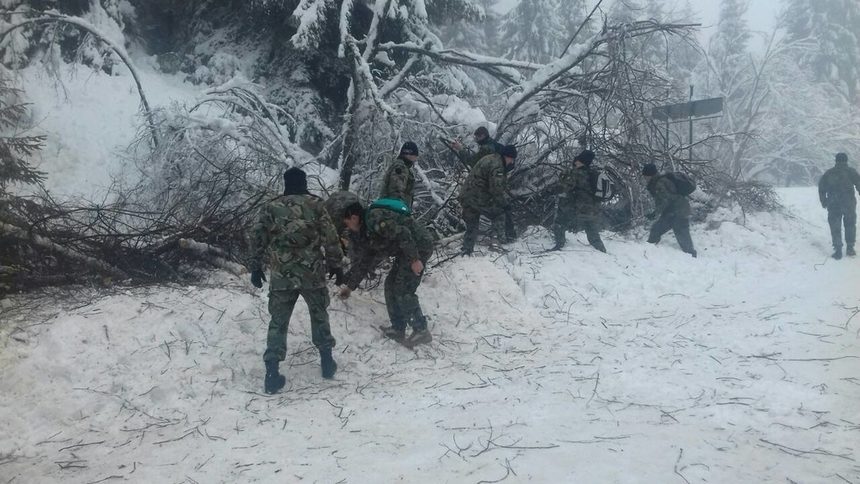 Бедственото положение в Смолян остава, проходът Превала е затворен