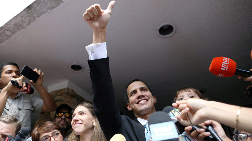 Обявилият се за временен президент на Венецуела Хуан Гуайдо със съпругата си Фабиана Росалес и дъщеря си в Каракас