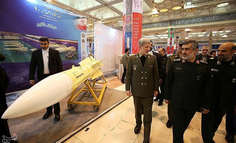Ирански военни минават покрай най-новата ракета, разработена в страната.