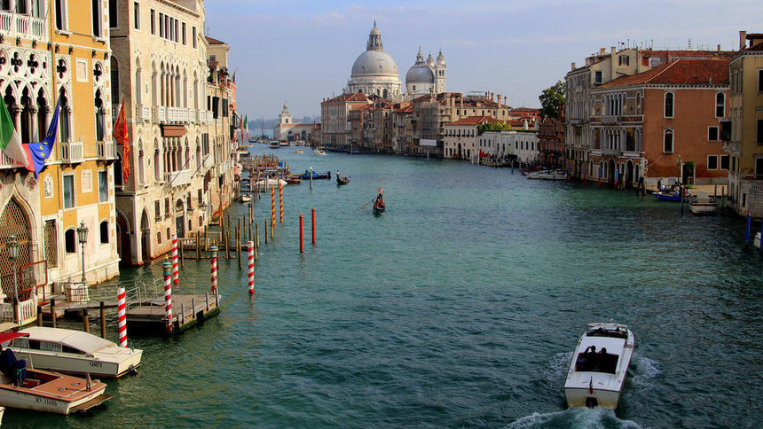 Венеция може от май да налага входна такса за туристи, пребиваващи за ден в града