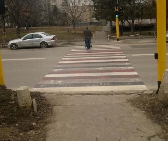 Новият светофар на входа на Южния парк.<br /><br />Цената на наскоро поставения светофар на входа за Южния парк, между ул. "Нишава" и бул. "Гоце Делчев", е един човешки живот. Защо трябваше да се плати тази цена, кой носи отговорност, ще плащаме ли още?
