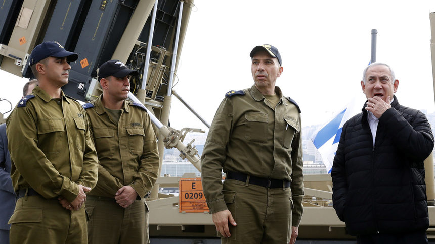 Израелският премиер Бенямин Нетаняху във военноморска база в Хайфа, 12 февруари.