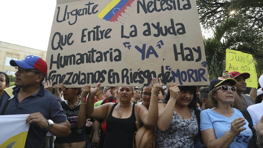 Венецуелци протестират с искане хуманитарната помощ на границата с Колумбия да бъде пусната в страната им