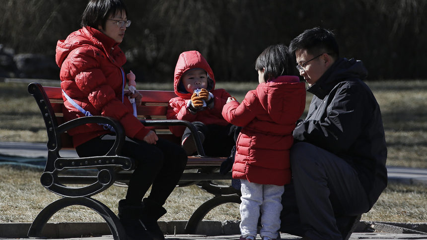 Повече бебета - планът на Китай, който местните власти отхвърлят