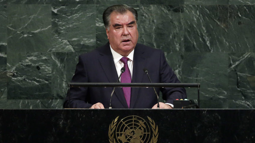 Президентът на Таджикистан нареди да спрат да го възхваляват с песни