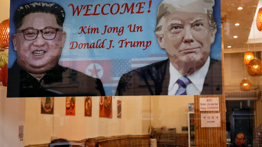 Плакат със севернокорейския лидер Ким Чен-ун и американския президент Доналд Тръмп в Ханой, 22 февруари 2019 г.