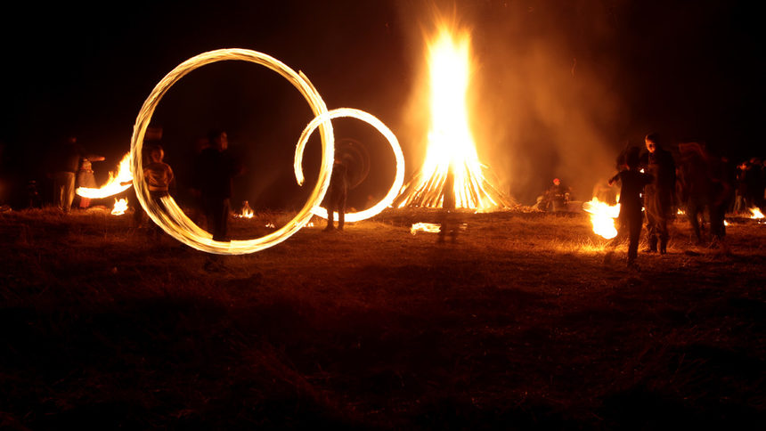 По традиция на Сирни Заговезни се палят големи огньове, които се прескачат за здраве