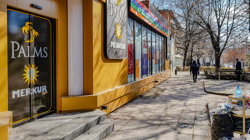 Видимо всичко е почти готово за отварянето на новата игрална зала за хазартни игри в столичния квартал Гео Милев. Изместването на входа на помещението с 4 метра гарантира изпълнението на законовото отстояние на залата от над 300 метра от кварталното училище