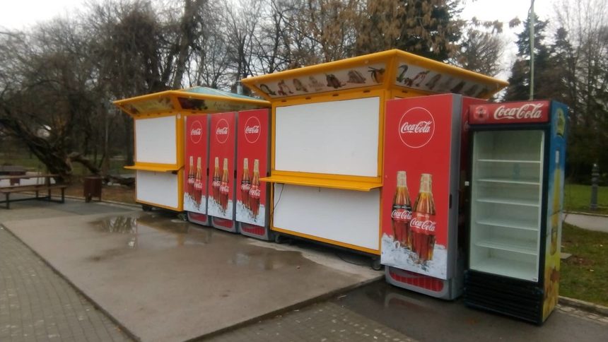 Това би трябвало да са два обекта за мобилна търговия - единият за пуканки, другият за царевица. На единият павилион има и комин за сериозна вентилация