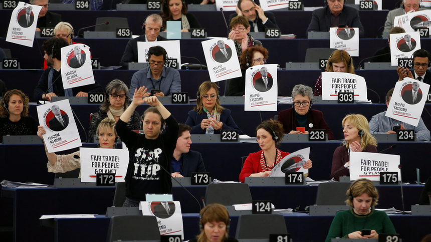 Евродепутати държат снимки на Антонио Таяни с надпис "Никога повече фашизъм"