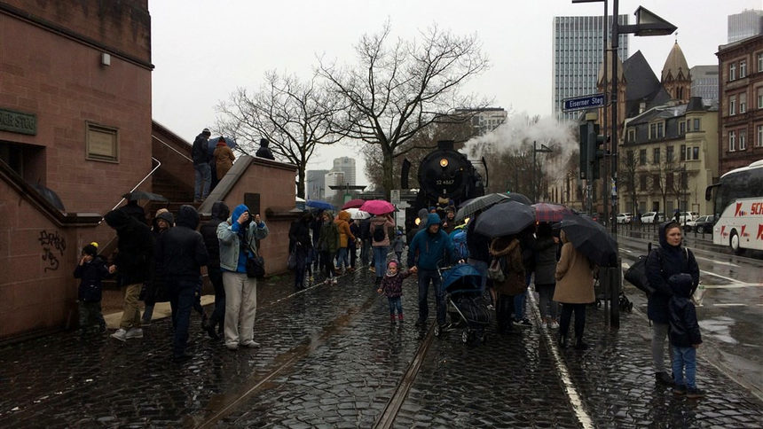 През уикенда се добави чудесна атракция в дъждовния ден. Истински, работещ парен локомотив спрея пред пешеходния мост в центъра на Франкфурт. Много си направиха снимки за спомен.