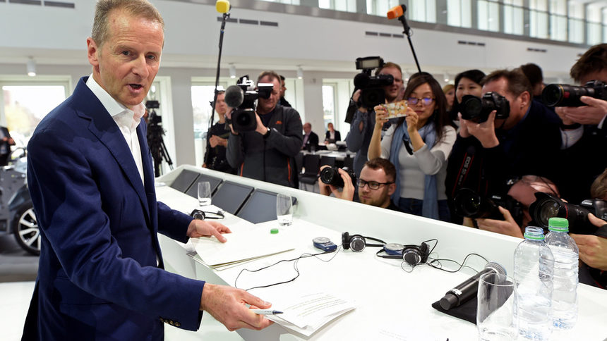Заради електромобилите и дигитализацията ще има съкращения, предупреди шефът на "Фолксваген"