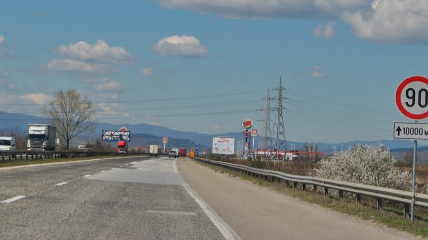 Частта от "Тракия" с ограничение на скоростта е сигнализирана с такива знаци, поставени на всеки два километра