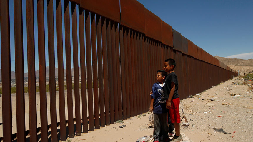 Пентагонът отпуска $1 млрд. за ограда по границата с Мексико