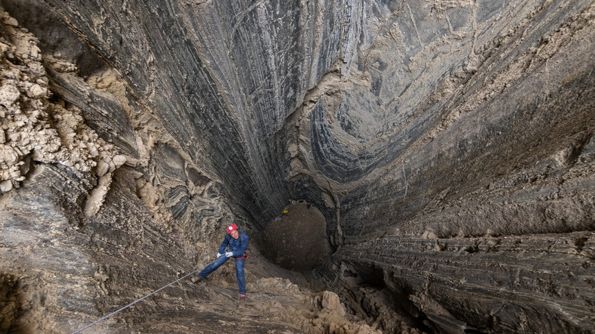 Част от 19-те картирани входа на най-дългата пещера в света са отвесни, а най-дълбокият достига -92 м.