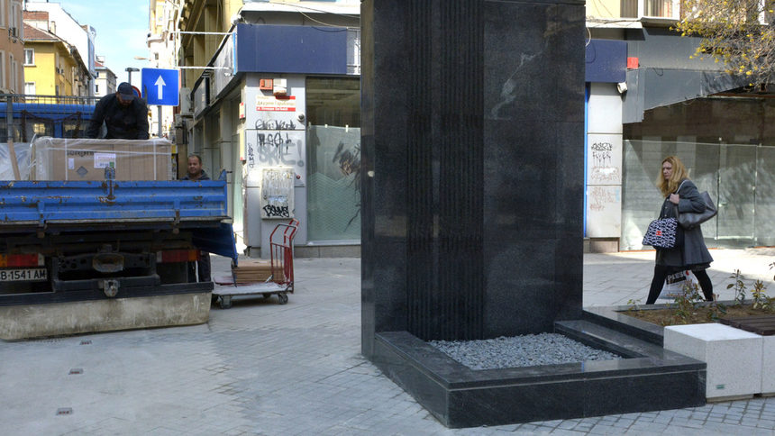 Новата каменна стена с чешма на площад "Гарибалди"