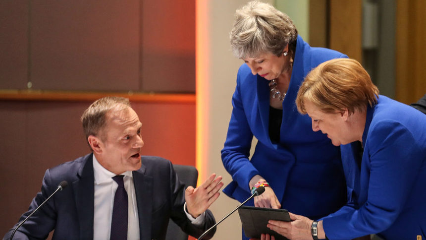 Доналд Туск, Тереза Мей и Ангела Меркел <a href="https://www.dnevnik.bg/photos/snimka_na_denia/2019/04/11/3417819_snimka_na_denia_kakvo_imashe_na_tableta_na_angela/?ref=home_layer2" target="_blank">гледат фотомонтаж</a>, изобразяващ двете жени, докато изнасят речи пред парламентите в страните си предния ден, и двете с еднаквите сини сака, които носеха по-късно на срещата на върха в Брюксел.