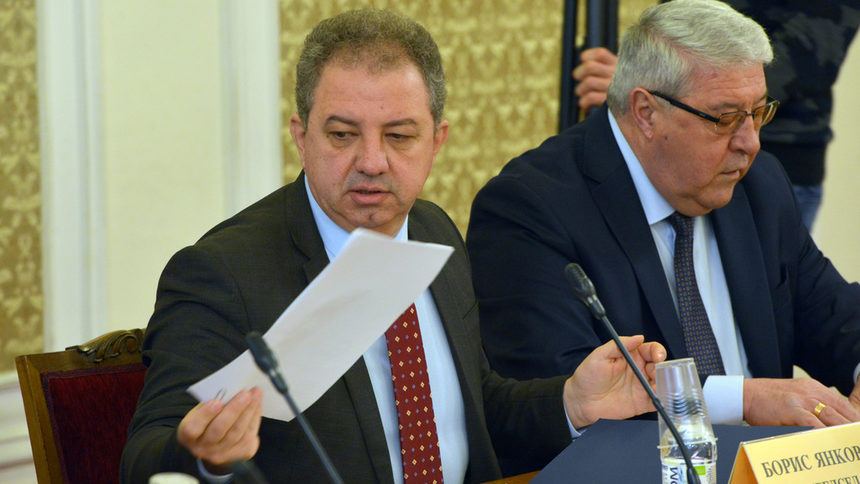Председателят на Комисията за борба с корупцията Борис Ячев (вляво) и депутатът от ГЕРБ Спас Гърневски