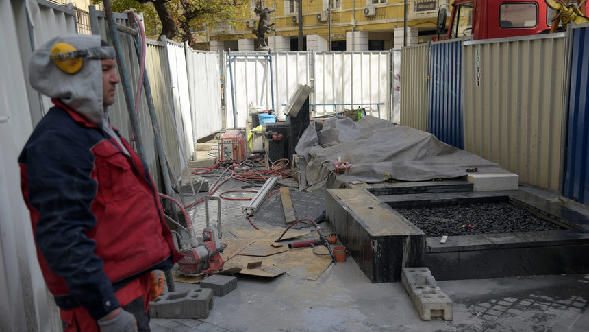 Разчистването на останките от черната каменна стена на площад "Гарибалди" продължава.