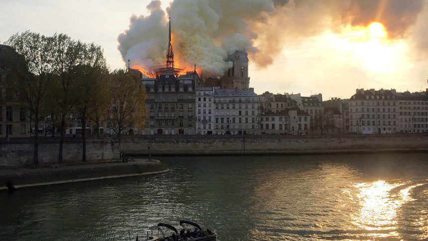 Гори катедралата "Нотр Дам" в Париж, куполът и покривът ѝ рухнаха